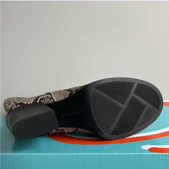 BareTraps Tall Boots - Picture 5 of 9